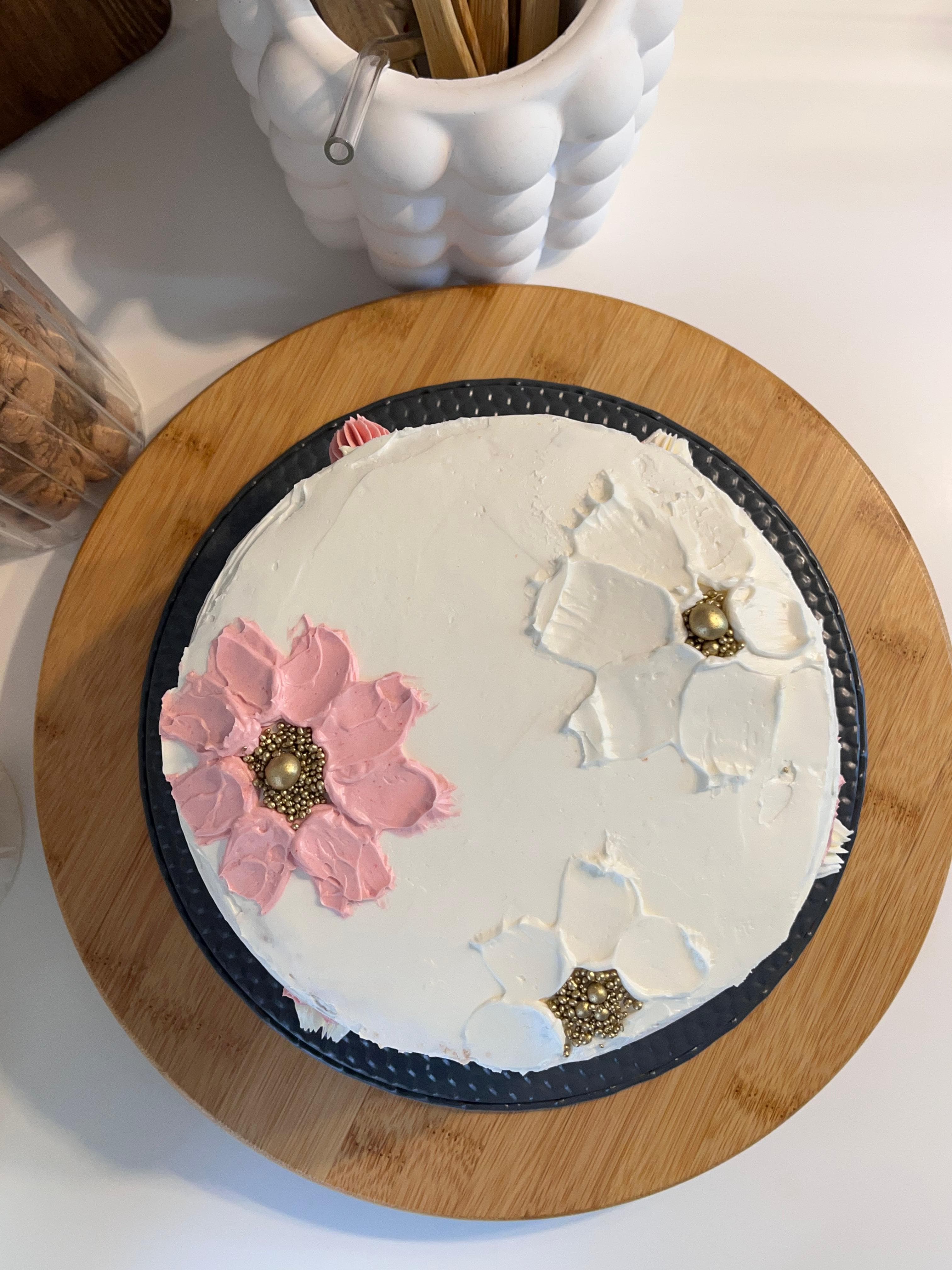 Çiçek Süslemeli Özel Tasarım Pasta