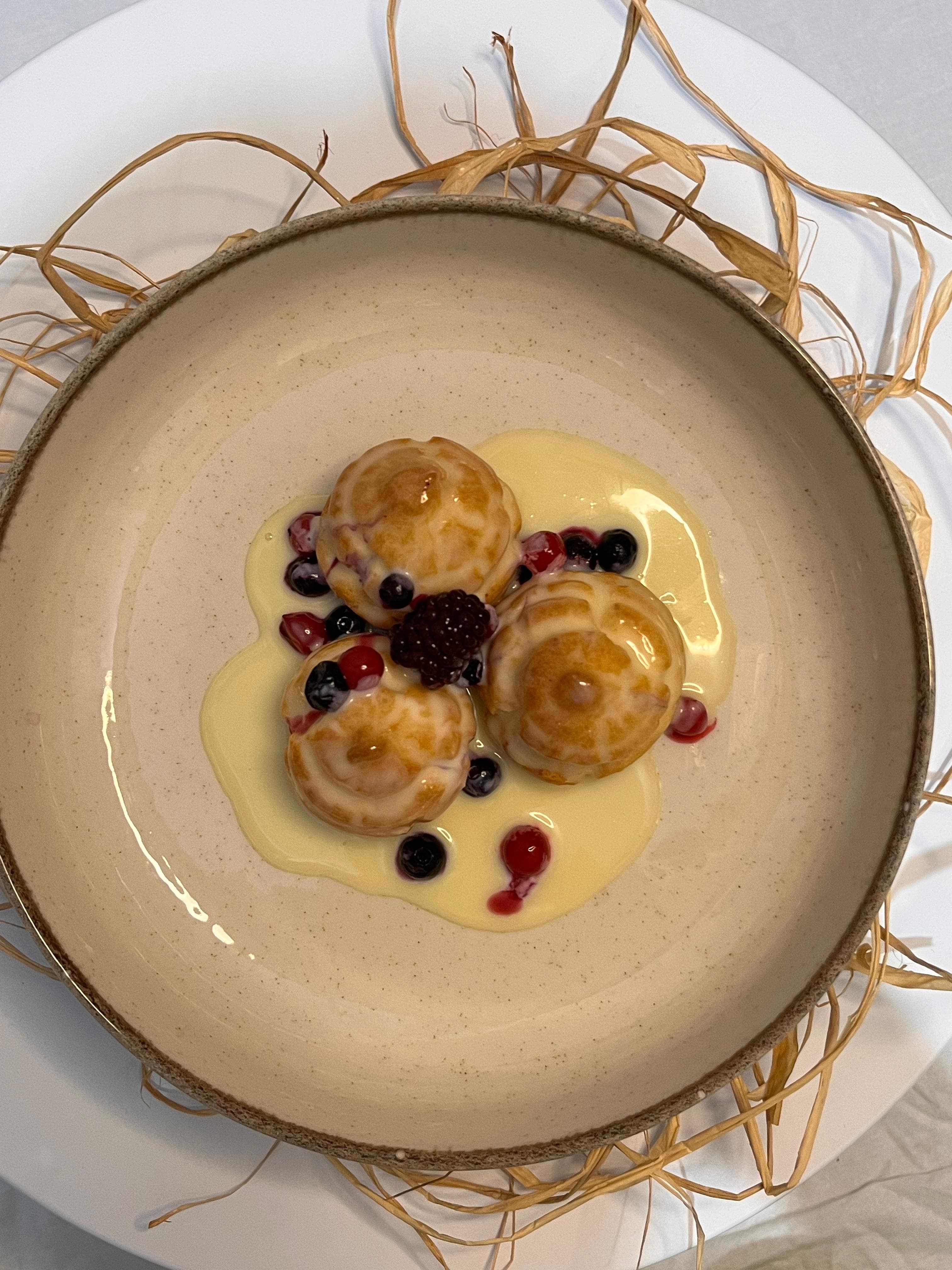 Orman Meyveli Beyaz Çikolatalı Profiterol